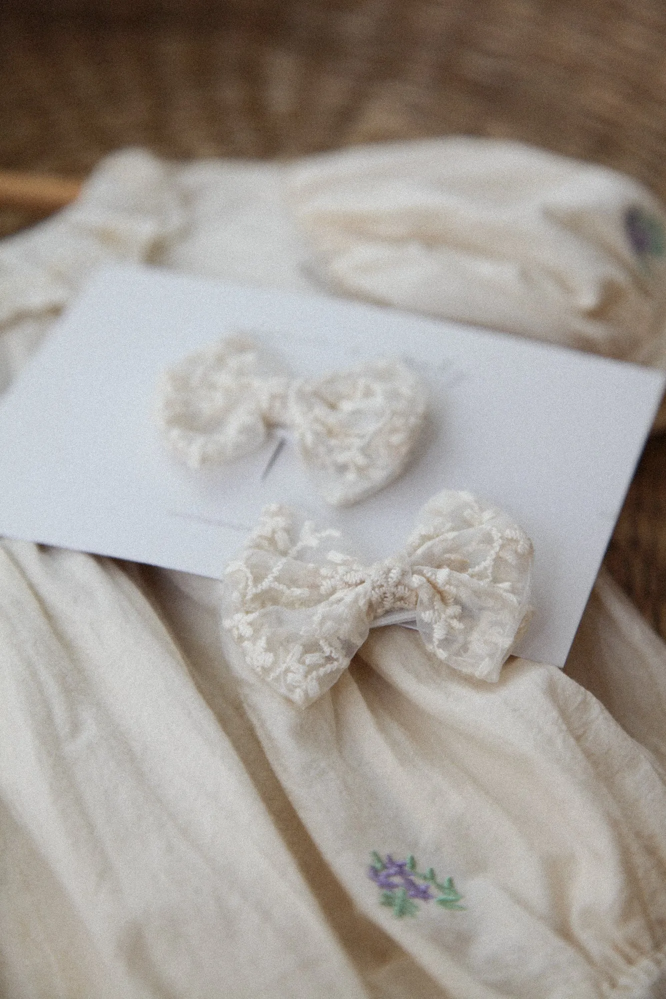 Cream Lace Bows (2 pack)